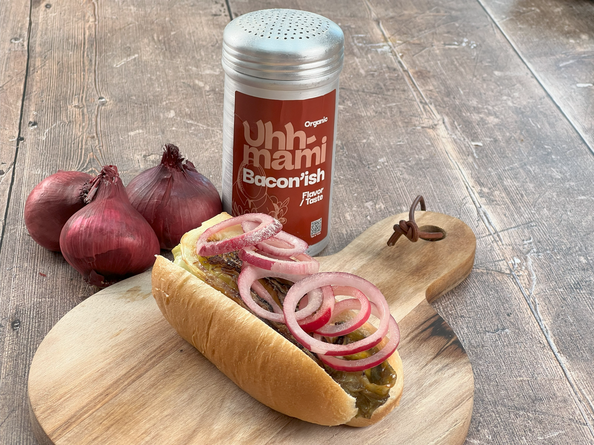 Глазиран хотдог със зеле и майонеза с Bacon’ish
